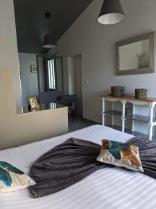 雷岛圣玛丽风中岛酒店的卧室配有白色的床和两个枕头