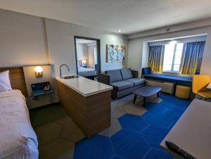 拉皮德城拉皮德城密克罗泰尔旅馆及套房酒店的酒店客房,配有床和沙发