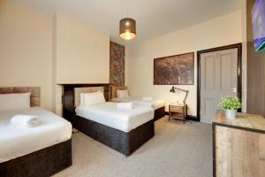 泰恩河畔纽卡斯尔Newcastle CITY Apartments 5的酒店客房设有两张床和电视。