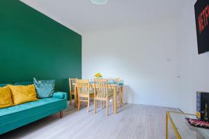 卢顿Modern Freshly Refurbed Home Luton的客厅配有沙发和桌椅
