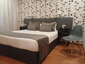 布宜诺斯艾利斯华尔道夫酒店的一间卧室配有一张大床和一把椅子