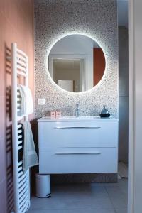 于南格Villa Claber的浴室设有白色水槽和镜子