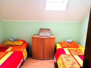 佩鲁恰茨Apartment Dobra vila的客房设有两张床和木制橱柜。