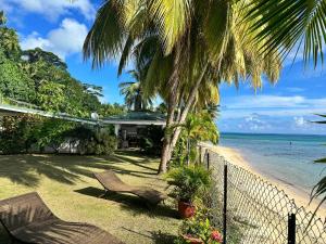 FitiiBeach & Calm at Fare Temehani的海滩上设有两把椅子,大海上设有