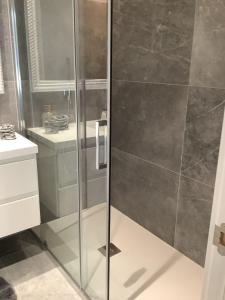 纽斯特拉塞诺拉耶苏斯WHITE HOUSE IBIZA的浴室里设有玻璃门淋浴
