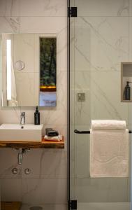 英雄港Xhale Azores的一间带水槽和淋浴的浴室