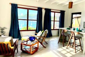 Port ElizabethModern apt with view and easy beach access的一间带桌椅的客厅和一间厨房