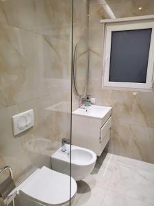 地拉那Central Luxe Apartment的白色的浴室设有卫生间和水槽。