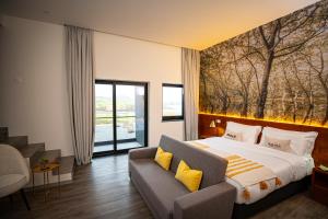英雄港Xhale Azores的酒店客房,配有床和沙发