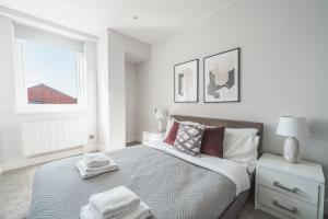 伊斯特雷格Modern 1 Bedroom Apartment in Central Eastleigh的白色的卧室设有床和窗户