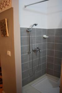 梅克内斯Ryad Meknassia的浴室内配有淋浴和头顶淋浴