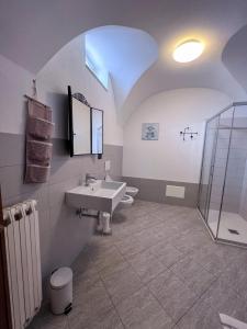 菲纳莱利古雷Orchidea的浴室设有2个卫生间、水槽和淋浴。