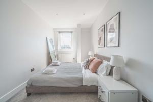 伊斯特雷格Central Eastleigh 1 Bedroom Apartment的白色卧室配有床和桌子