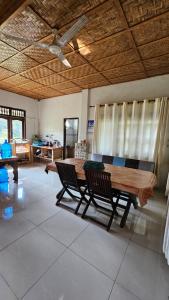 TimbanglawangWhite house Sumatra Bukit Lawang的客厅配有木桌和椅子