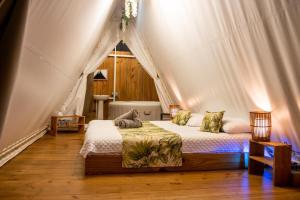 PacuarQuimera Glamping的帐篷内一间卧室,配有一张床