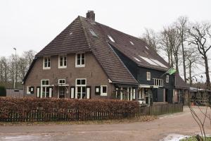 Laag-SoerenBoerderij de Enkhoeve的一间黑色大房子