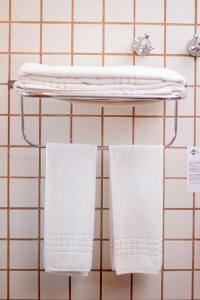 伊利亚贝拉伊利亚弗莱特酒店的浴室内衣架上挂着两条白色毛巾