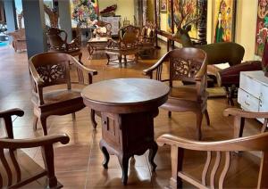 斯勒曼Sekar Wangi Homestay的商店里的一组椅子和一张桌子