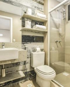 阿奎拉兹Porto das Dunas Boutique Praia Hotel的浴室配有卫生间、盥洗盆和淋浴。