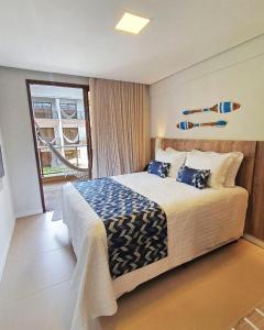 阿奎拉兹Porto das Dunas Boutique Praia Hotel的一间卧室设有一张大床和窗户