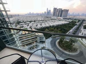 迪拜Dubai World Central Budget Apartments的享有城市美景。