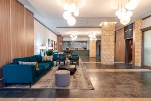 温哥华戴维桑德曼套房酒店的大堂设有蓝色的沙发和桌子