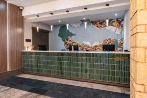温哥华戴维桑德曼套房酒店的享有大堂的景致,设有绿色瓷砖墙
