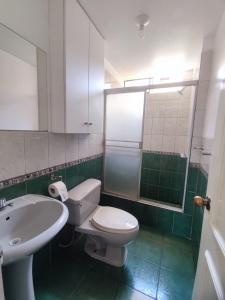 利马SUMAQ PUÑUY HOSTEL - LIMA AIRPORT的浴室配有白色卫生间和盥洗盆。