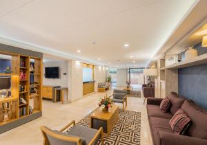 墨西哥城Lamartine 619 Residencial的客厅配有沙发和桌子