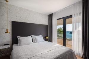 塞尔察Beautifully landscaped property的一间卧室设有一张大床,享有海景