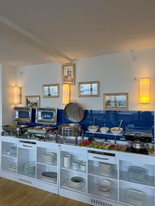 巴统Luxury Batumi Hotel的厨房配有带盘子和餐具的柜台