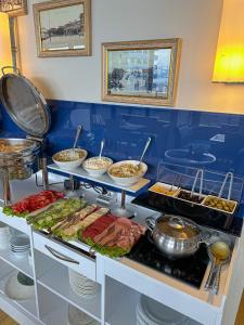 巴统Luxury Batumi Hotel的自助餐,包含多种不同的食物