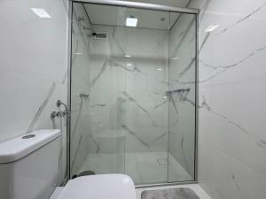 圣若泽杜斯坎普斯Summit Flat Exclusivo Proximo ao center Vale shopping的浴室设有玻璃淋浴间和卫生间