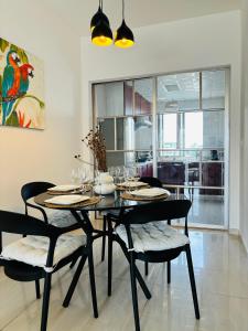 利伯维尔Bienvenue au centre-ville de Libreville的一间用餐室,配有黑色的桌子和椅子