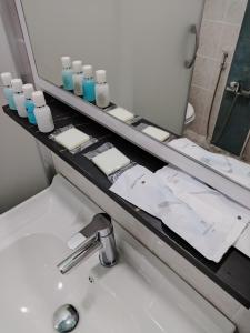 巴库Pera Hotel Baku的浴室的柜台设有水槽和镜子