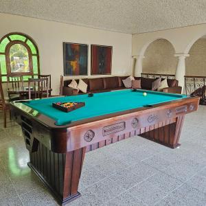 昆卡Casa Hamilton casa entera的带沙发的客厅内的台球桌