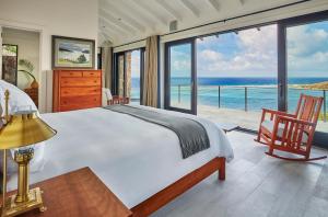 维尔京戈尔达岛Oil Nut Bay的一间卧室配有一张床,享有海景