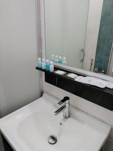 巴库Pera Hotel Baku的浴室设有白色水槽和镜子