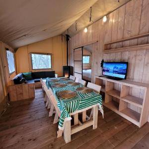 雷讷瑟Heated & brand new Forestlodge的一间设有桌子和电视的房间