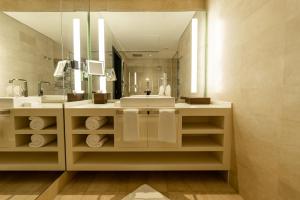 利雅德Al Anoud Tower Residence的一间带水槽和大镜子的浴室