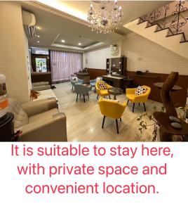 台南小日子文创旅店 的客厅配有黄色椅子和沙发