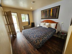 CalexicoCalifornia Suites Motel的一间卧室配有一张带蓝色棉被的床