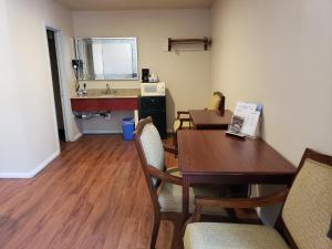 CalexicoCalifornia Suites Motel的配有桌椅和水槽的客房
