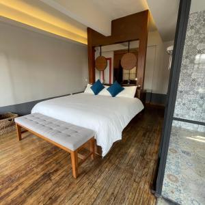 墨西哥城Casa Pepe的一间卧室配有一张大床和一张长凳