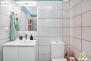 哈尔基斯roomaki -tasteful studio in the center w/ parking的白色的浴室设有卫生间和水槽。
