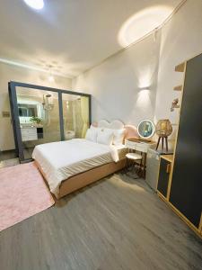 胡志明市6EVEN Nguyen Hue的一间卧室配有一张床和一张带镜子的书桌