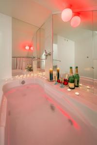 特罗吉尔Villa Croatia Trogir, Center, 4 rooms, parking, jacuzzi, free beach and pool 15 min的一间带大镜子和浴缸的浴室