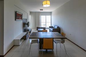 亚松森Asunción Rent Suites Santa Teresa的客厅设有餐桌和椅子