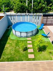 Juan de AcostaAzulRest Casa de Verano的院子中游泳池的模型