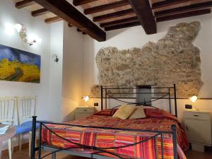马萨马尔塔纳La Casa di Gelsomino的一间卧室设有一张床和石墙